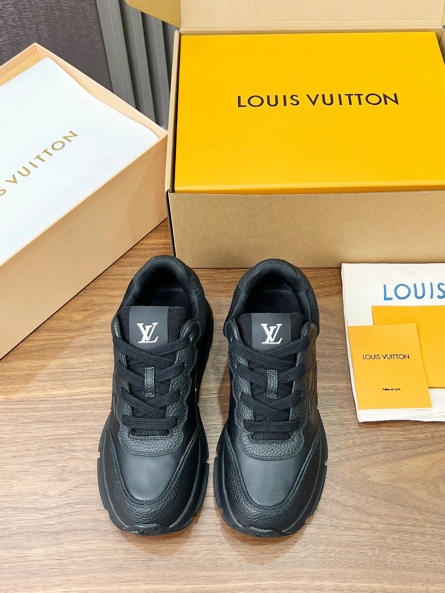 👟👟Ex-factory price 640👟👟 Men's size +10 LV Louis Vuitton L Jialu brand thick-soled casual couple's sneakers🔥🔥🔥 Made of smooth cow leather and elegant design, can be easily integrated into various styles. The eye-catching LV letters are marked on the side of the shoe, and the lightweight rubber outsole is embellished with the Vuitton logo ▪️ Sole thickness: 4CM. The counter specializes in the latest casual shoes and new hard goods 🆕 ❥Purchase level! Full of high-end feel! A popular model among bloggers at home and abroad, it’s retro and fashionable and looks amazing on your feet! Wear a lot of happiness! The official website’s main recommendation★ ▪️Upper: Original custom-made imported calfskin fabric ▪️Inner lining: breathable gauze imported from Italy ▪️Outsole: rubber foam ➕tpu high-end outsole ▪️Shoe size: women’s 35-41, (women’s 41 is custom-made). Men's clothing 39-46 (45-46 customized).